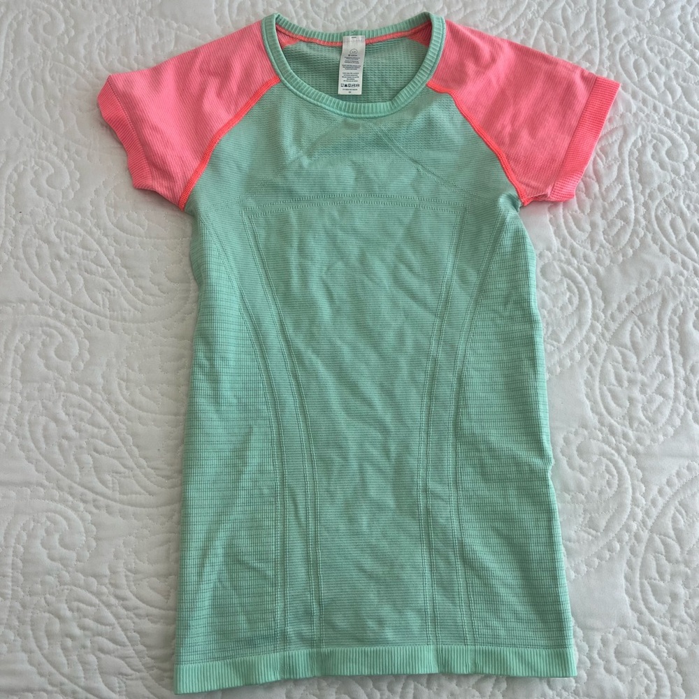 Ivivva short sleeve tee 🦚